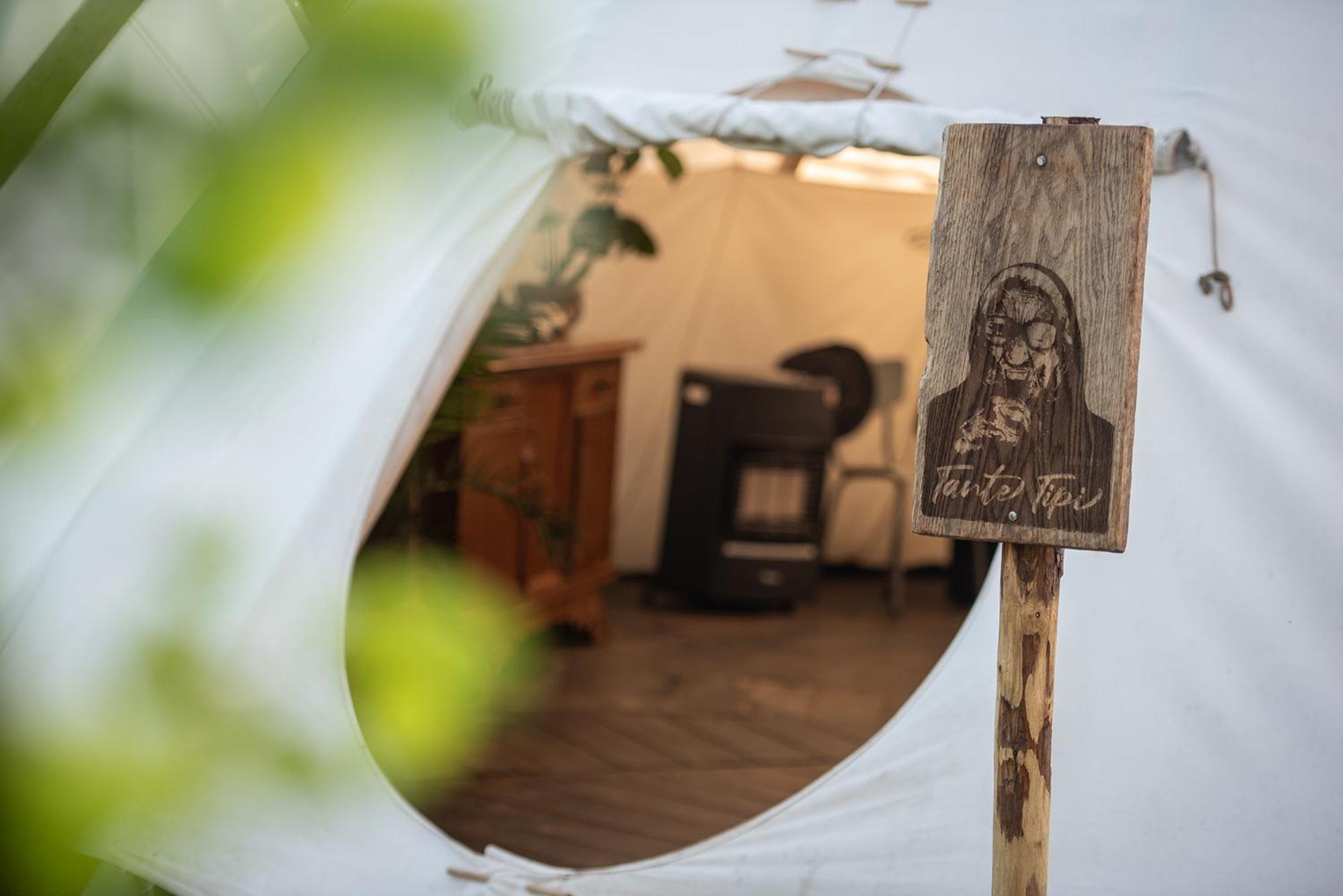 Slapen Tussen De Schapen In De Tante Tipi Hotel Zennewijnen Exterior photo